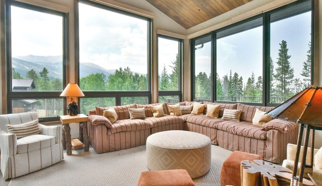 Lonestar Lodge: Sweeping Mountain Views, Hot Tub & Patio
