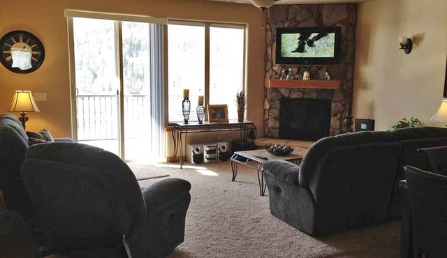 Luxury Condo in Brian Head, Beautiful Amenities, Easy Walk/Ski To Slopes