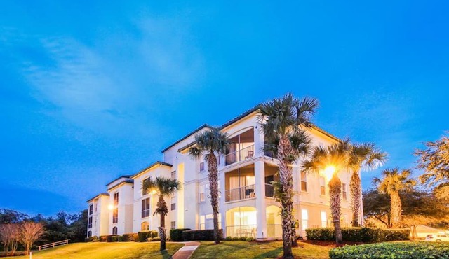 Fantastic Award Winning Newly Renovated Condo 4 miles to Disney 2+2