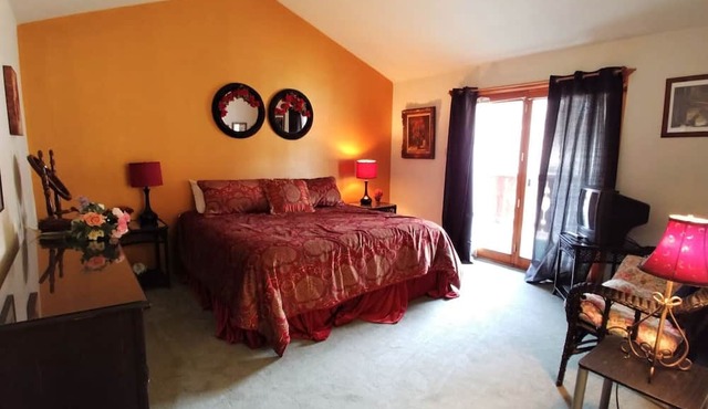 Running Bear River Lodge - Pet Friendly - 9 Bedroom Home - In Town - On The Rive