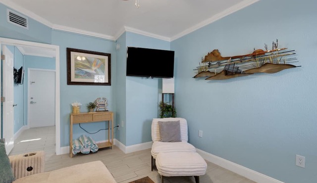 🌴 Ground Floor Condo @ Clearwater Beach Suites | Steps to Sand Heated Pool ➠ CBS 102