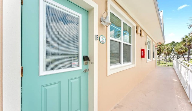 Beach Condo W/Heated Pool - Steps to Sand - Clearwater Beach Suites 205