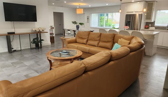 Simply Elegant WPB Singer Island Heated Pool Home-walk to Beach