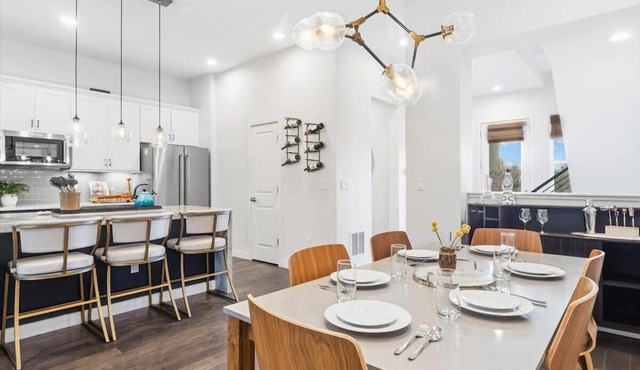 Spacious Modern Home: 3 En-Suites by Tennis Courts