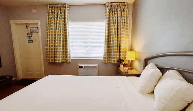 Charming Deluxe King Apt, Free Parking & Pool - -Walk to Beach!