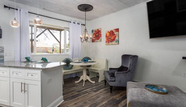 Lovely 2BA King Beds+2 Car Garage. Hidden Gem-Walk>Shops & Dining!