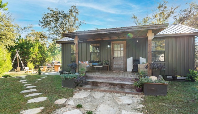 Cabin close to FL Caverns! Pool, WI-FI, & Firepit