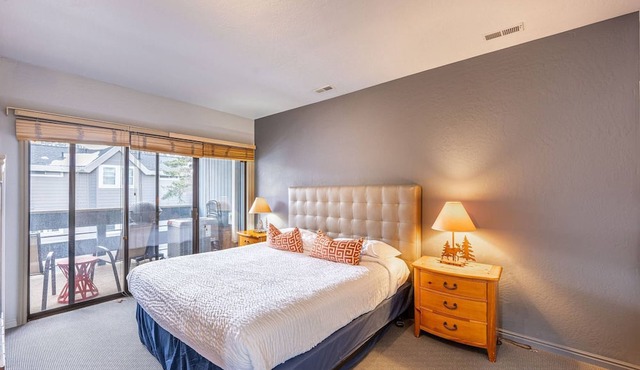 Freshly Updated Top Floor Ski Condo , Walk To Skiing, Hot Tub, Free Shuttle