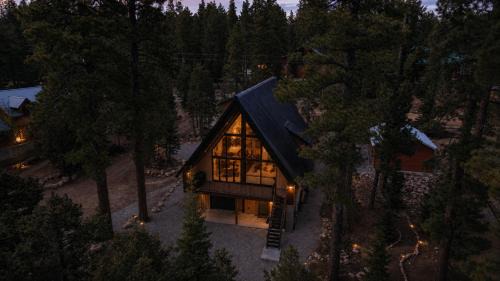 Luxury A-Frame w Sauna & Hot Tub that sleeps 10
