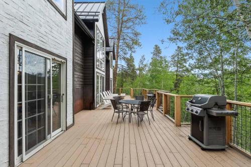 9 BDR Close to Main Street with Secluded Hot Tub