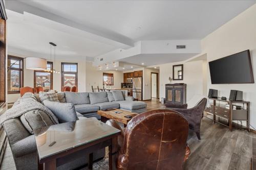 Expansive Luxury Condo - Downtown - Summer AC