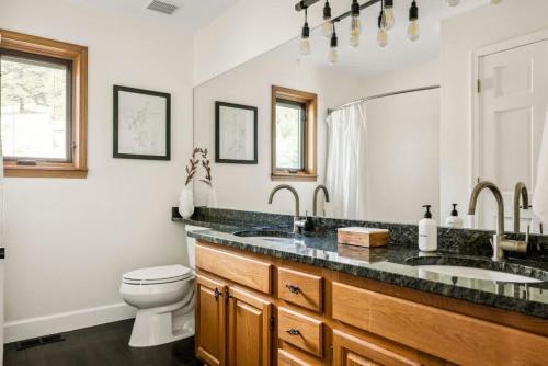 Hot Tub - Scenic Views - Spacious Deck - Game Room